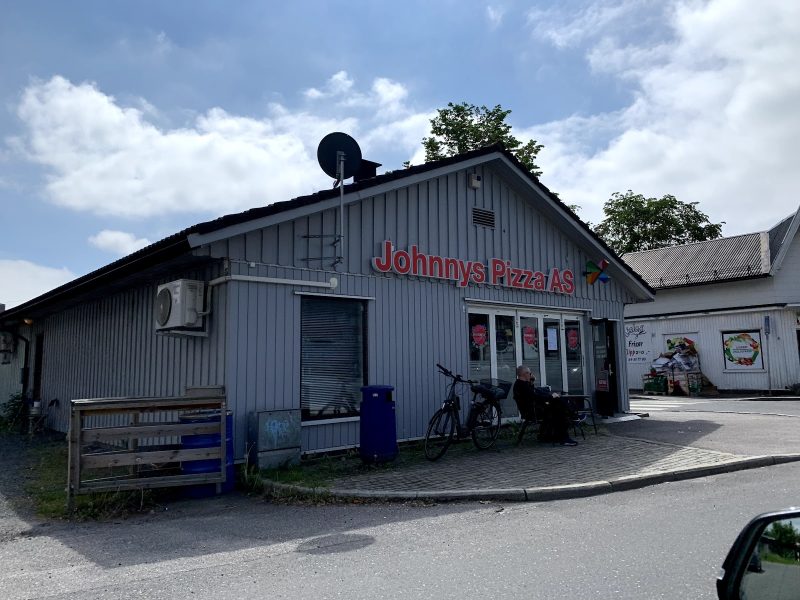 Johnnys Pizza - Leveres av Restauranten